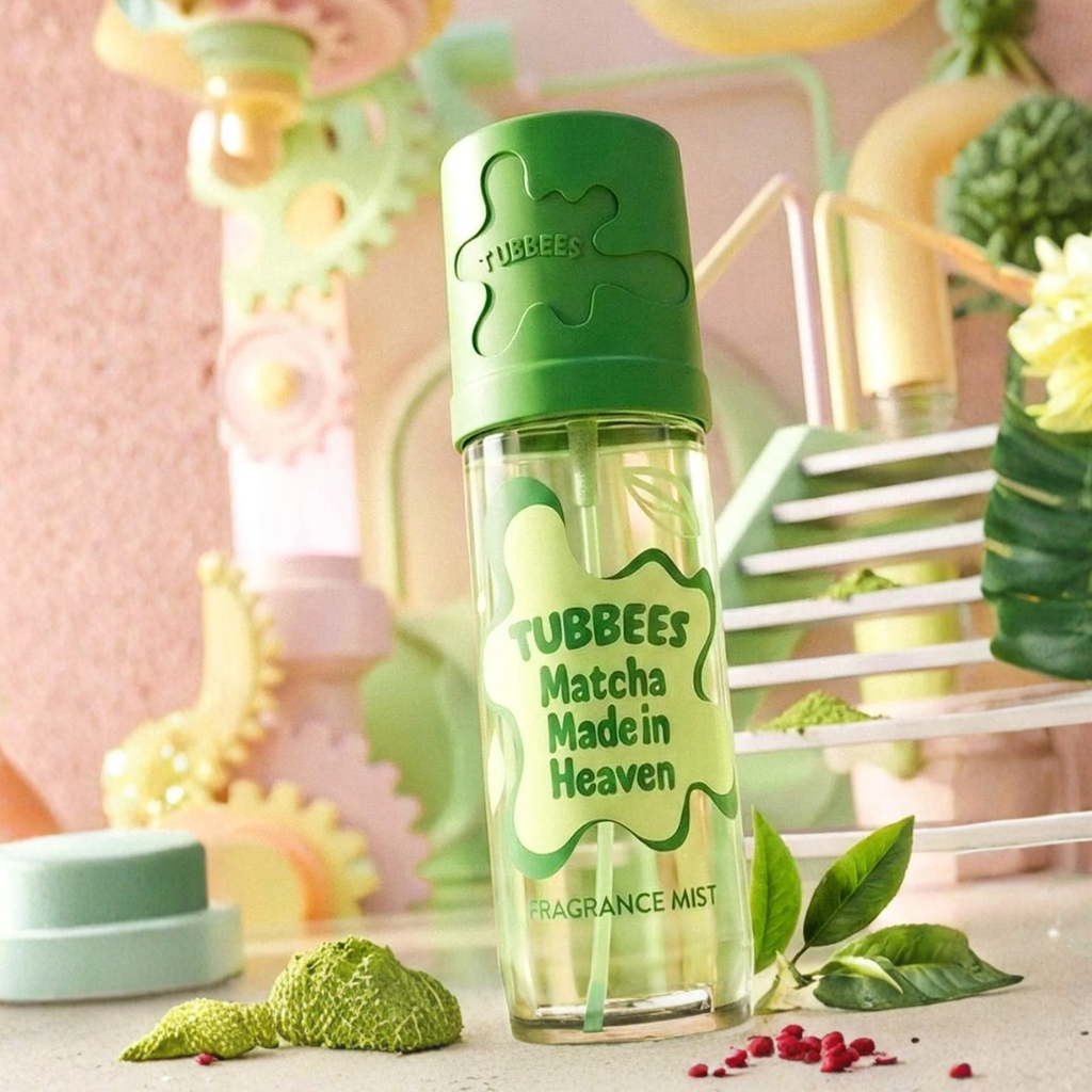 Tubbees Matcha Made in Heaven Body Mist – frasco verde con hojas de té matcha y frutos rojos, bruma corporal unisex fresca gourmand y meditativa
