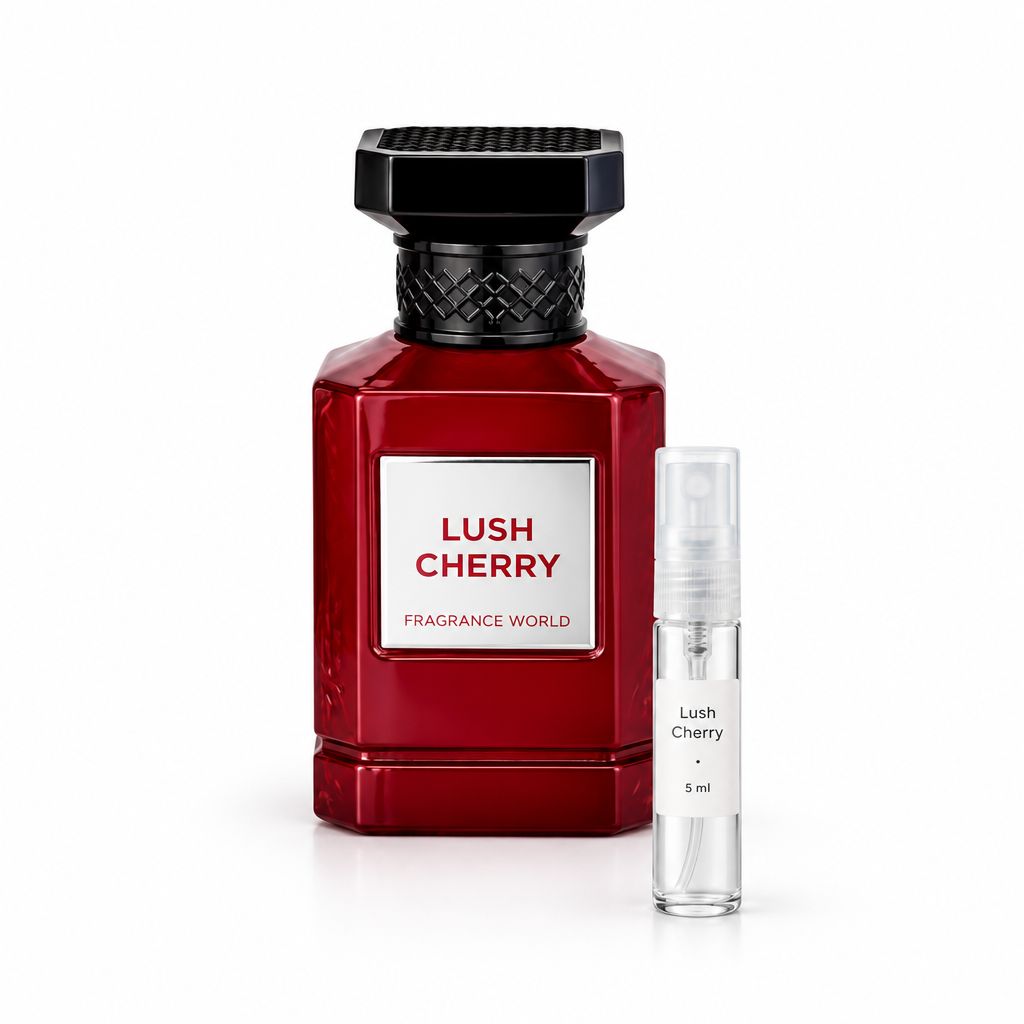 Lush Cherry de Fragrance World junto a decant de cristal de 5 ml con tapón translúcido; frasco original de referencia