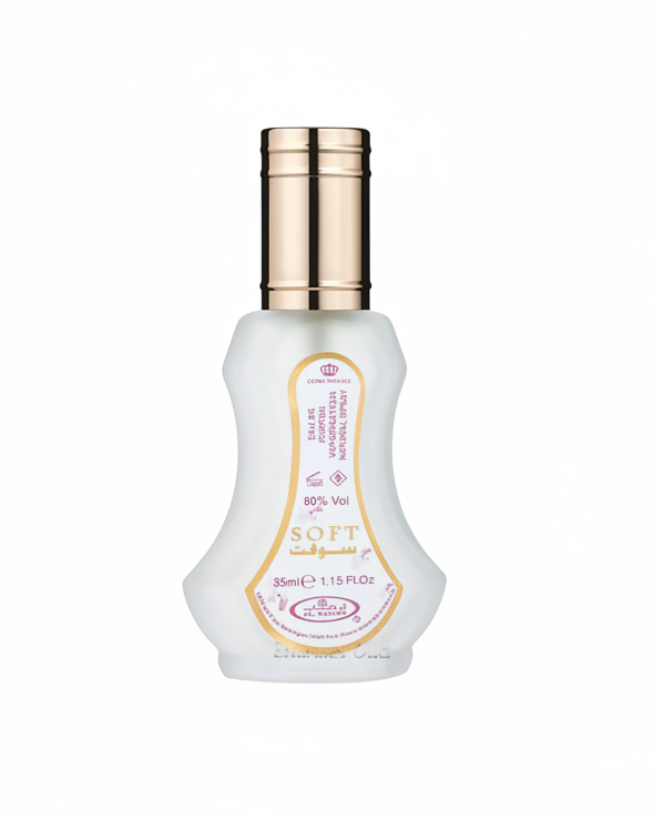 Soft Spray de Al Rehab 35ml, perfume árabe gourmand. Notas olfativas: salida de cítricos brillantes; corazón de caramelo suave; fondo de vainilla, almizcle blanco y matices balsámicos y amaderados. Fragancia dulce y accesible tipo pastel de limón. Frasco spray fotografiado sobre fondo blanco. Aroma dulce y envolvente, para todo el año y perfecto para otoño.