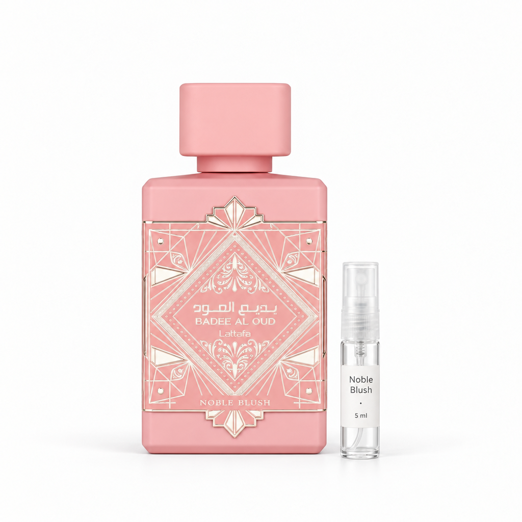 Noble Blush de Lattafa junto a decant de cristal de 5 ml con tapón translúcido, frasco original de referencia