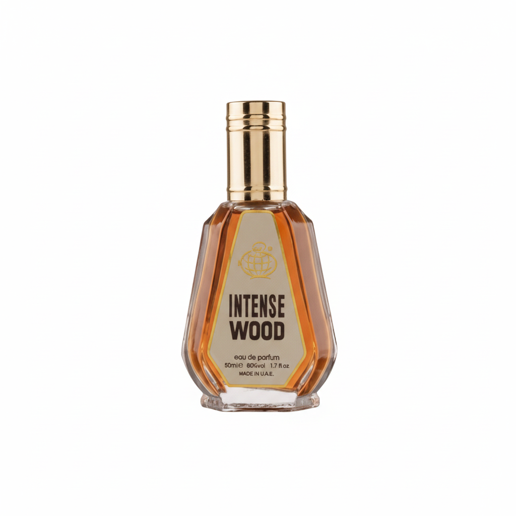 Intense Wood de Fragrance World, Eau de Parfum masculino de 50 ml. Notas olfativas: salida de bergamota, pimienta y nuez moscada; corazón de cashmeran, madera de guayaco y cedro; fondo de sándalo, vetiver y oud. Perfume árabe amaderado y especiado. Frasco fotografiado sobre fondo blanco. Aroma intenso, cálido y masculino, con estela duradera.