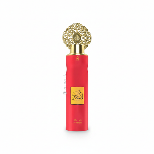 Ambientador Lamsat Harir de Arabiyat, spray para hogar de 300 ml. Notas olfativas: salida de uvas y grosella negra; corazon de nardos, jazmin y heliotropo; fondo de almizcle, pachuli y cedro. Fragancia arabe floral y frutal para textiles y ambientes. Frasco fotografiado sobre fondo blanco. Aroma fresco, floral y elegante.